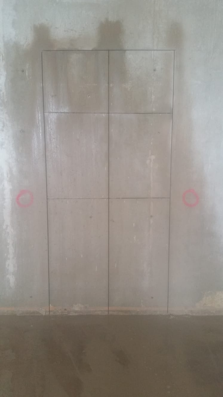 Sägen einer Tür in Beton