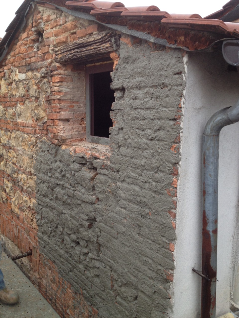 Ripristino e rinforzo intonaco parete edidicio storico Vicenza Centro