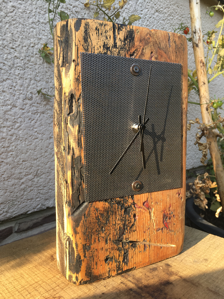 Uhr Altholz und Lochblech, Birgit Henrich