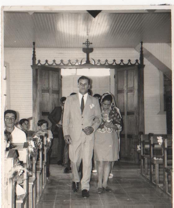 Fotografía, matrimonio de un hijo de la familia Avila, aun usamos esas bancas.