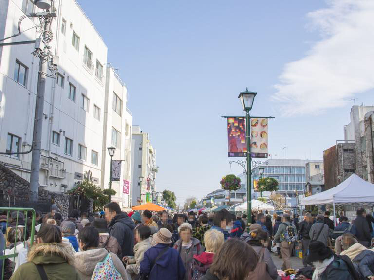 神奈川やまと古民具骨董市の会場（東側プロムナード）