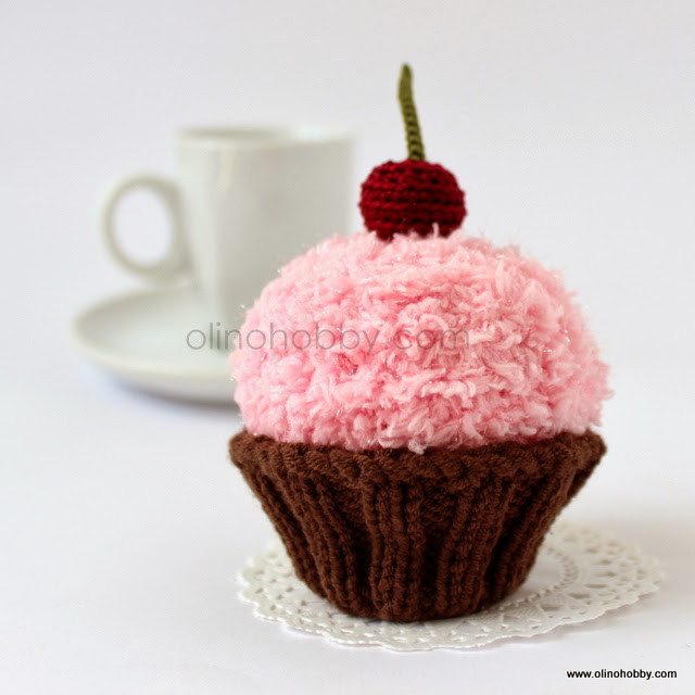 knitted cakes
