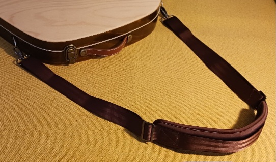 2-way premium woodden case: the removable shoulder strap with comfortable pad is standsrd feature 