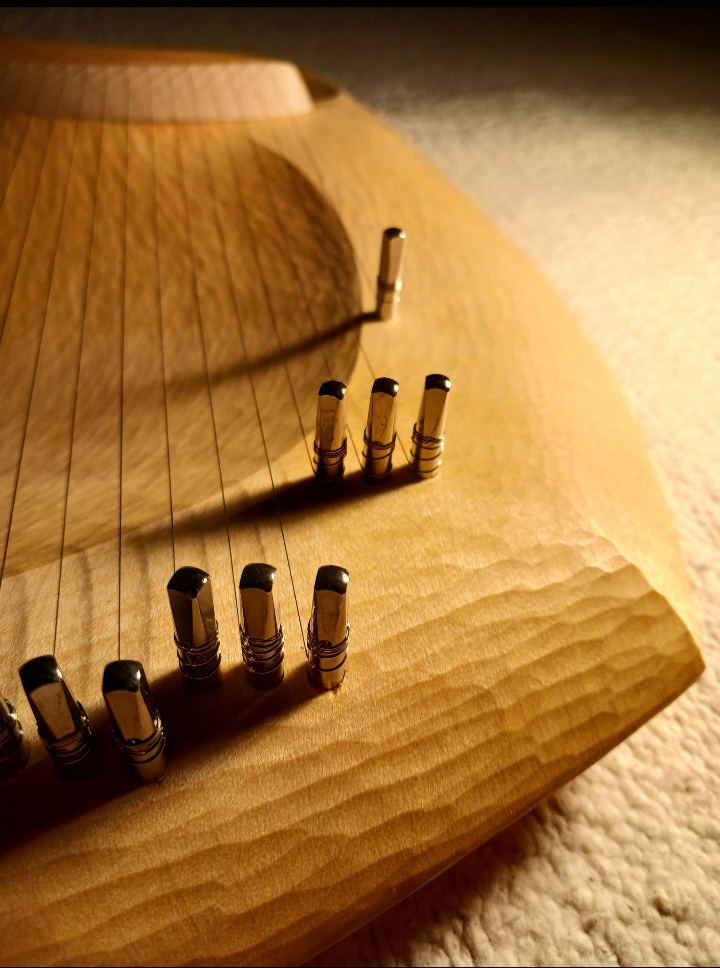 Detail, die vollständig handgeschnitzte Oberfläche (Standard, Premium)