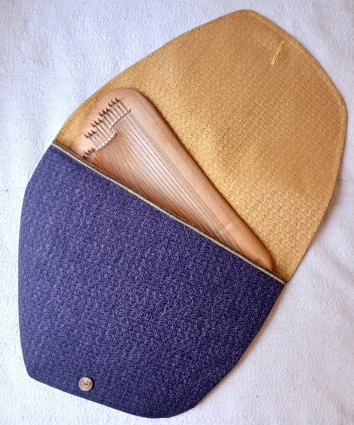 Color combination blue-violet/gold-yellow