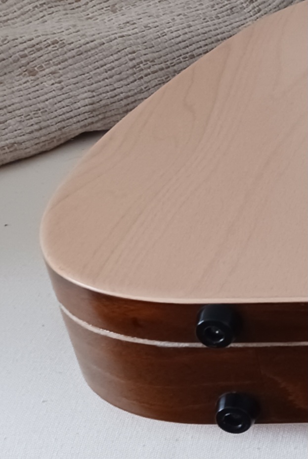 Hard rubber feets, dampening and stability in standing position