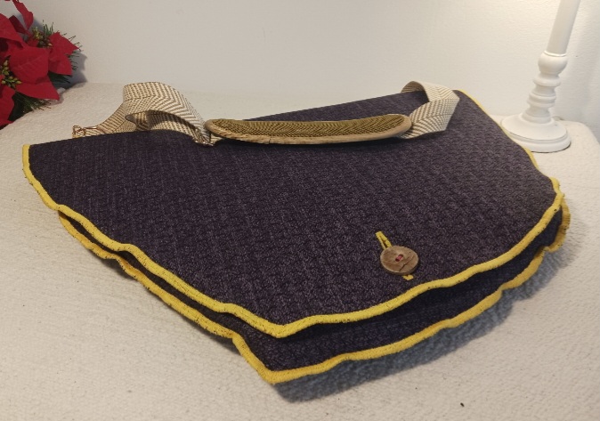The transport bag with shoulder strap and pads