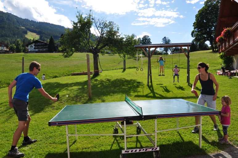 Familienurlaub Schladming – Kinder spielen vor der Bio-Pension Aussacher
