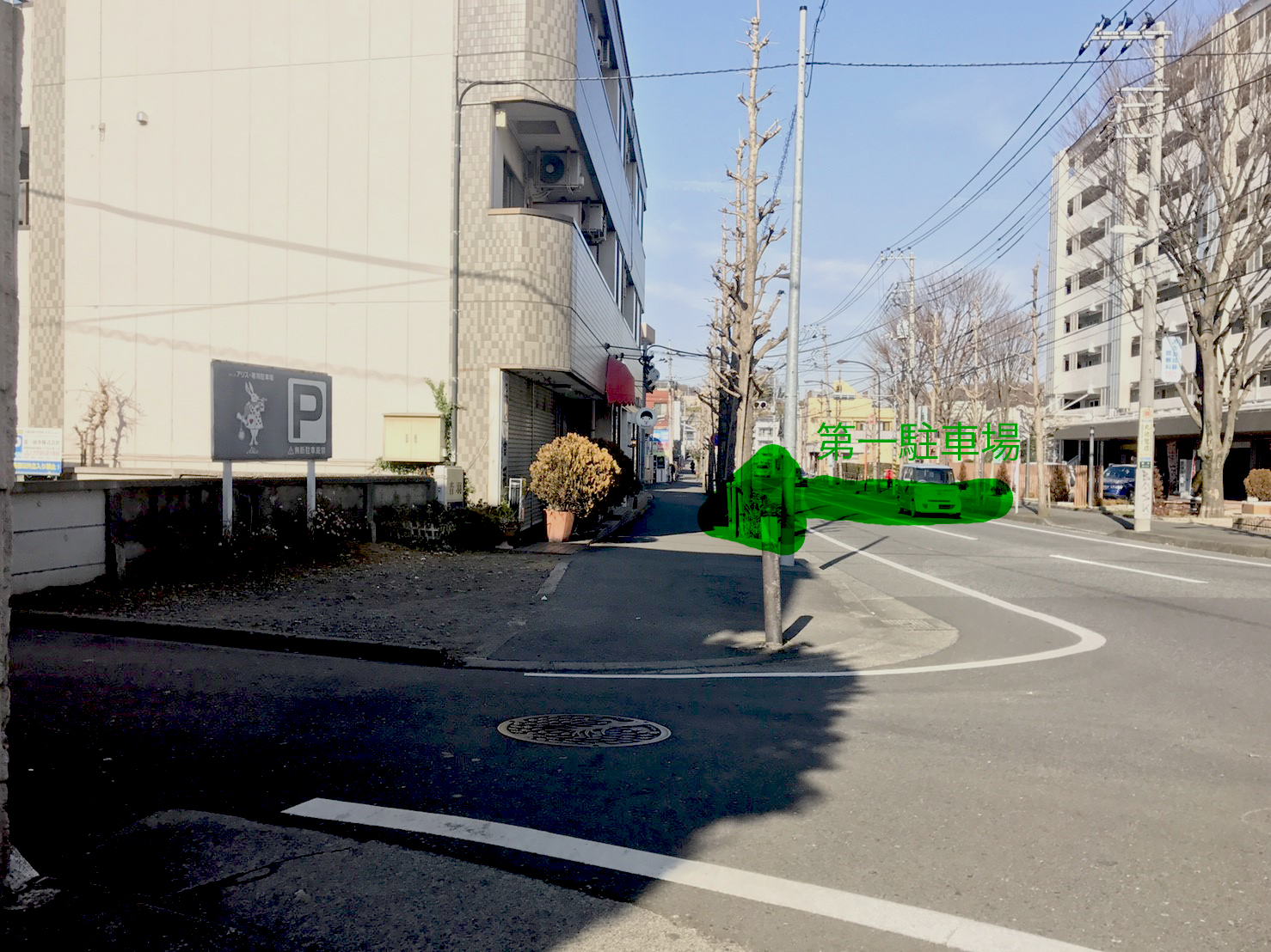 ウサギの看板を左折で、第一駐車場（２台分）