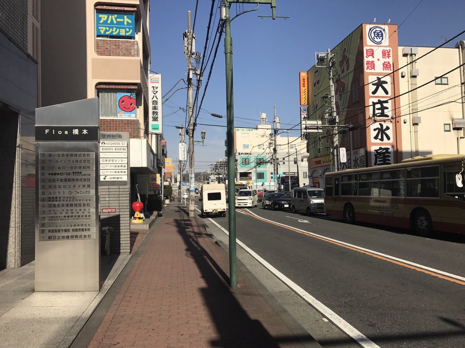 橋本駅前バス通りをひたすら直進します