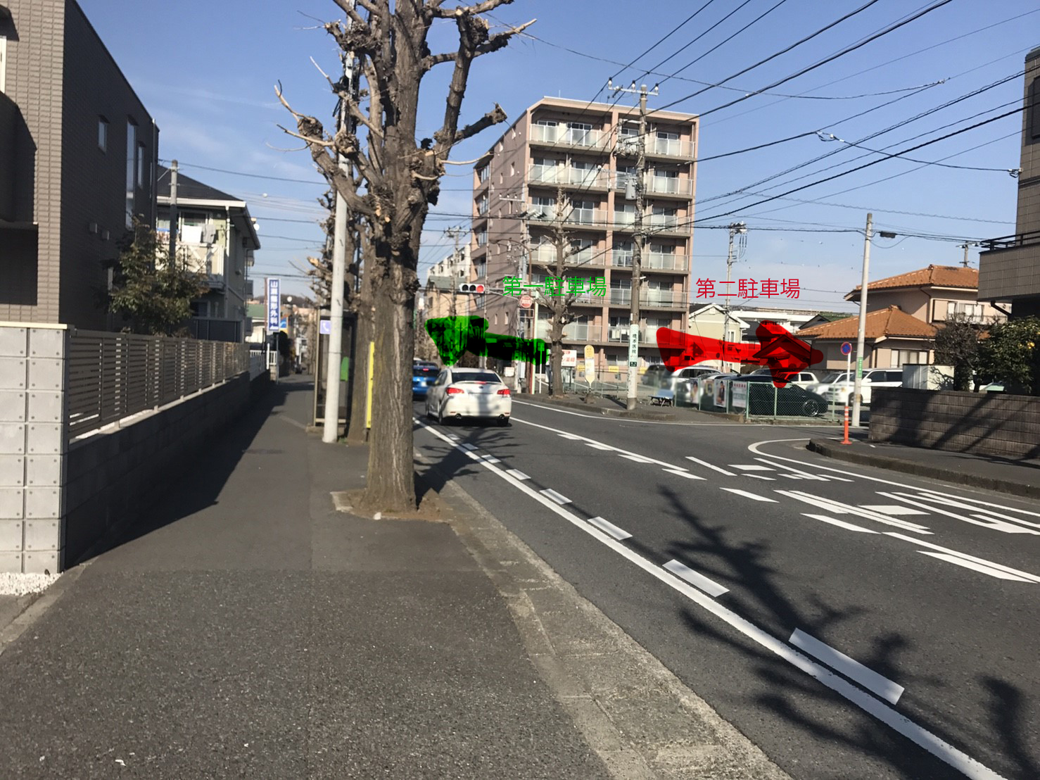 右が第二駐車場、直進で第一駐車場です