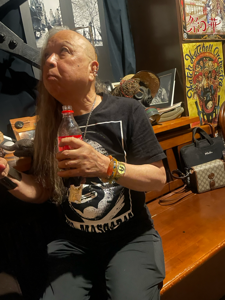 大先輩ドラマーのテンシロウさん。何を見つけたんだろう。