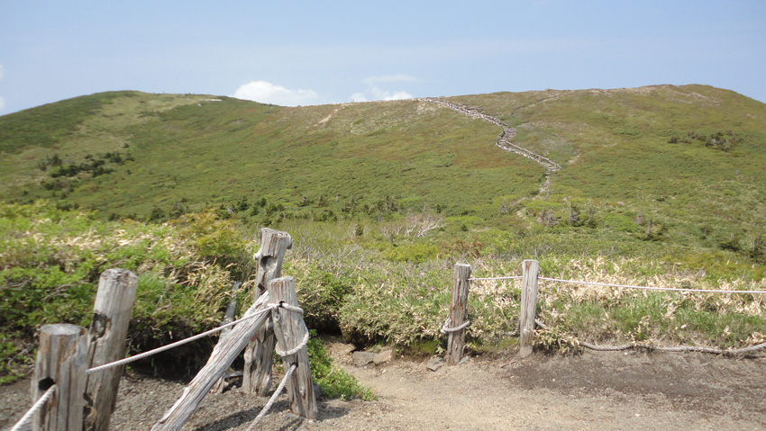 「井戸岳」山頂から春スキールートの「赤倉岳」尾根