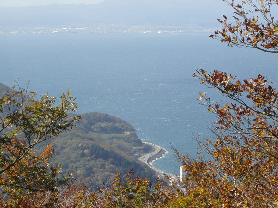 14. 山頂から久栗坂トンネル付近と津軽半島遠望