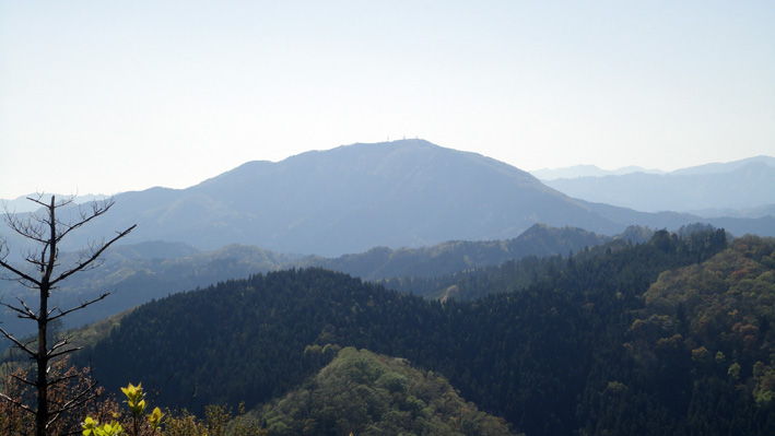 お向かいの「十ノ瀬山」山頂はアンテナ群、右に「田代岳」の残雪が臨める