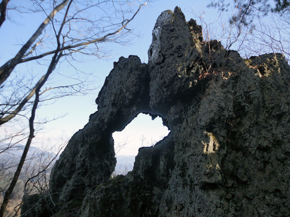 4.   「大山」奇岩「窓岩」は「胎内潜り」の修行に使われた