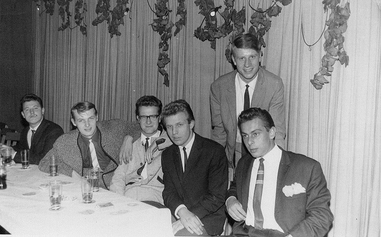 Chuck And The Philharmonics 2. v.l. Chuck, Alfred, Wolfgang, n.N. und stehend: der Manager 1964