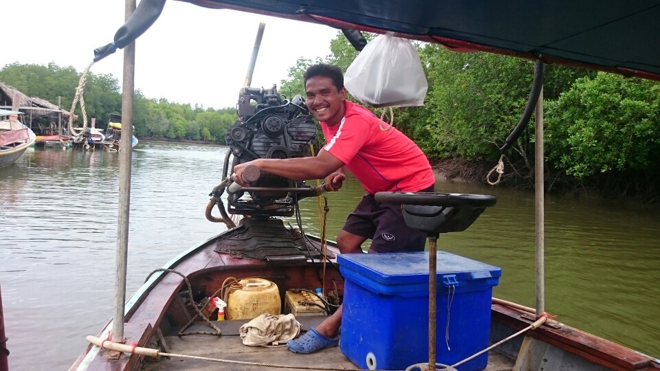 ...mal wieder auf einem der Longboats mit Monstermotor zu landen...