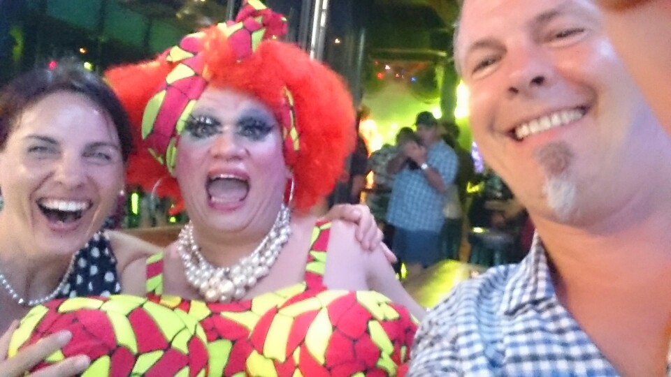 Da geht es zu wie auf dem Ballermann, nur die Typen sind noch etwas verrückter und damit meine ich den in der Mitte 😀....Gute Nacht John-Boy....