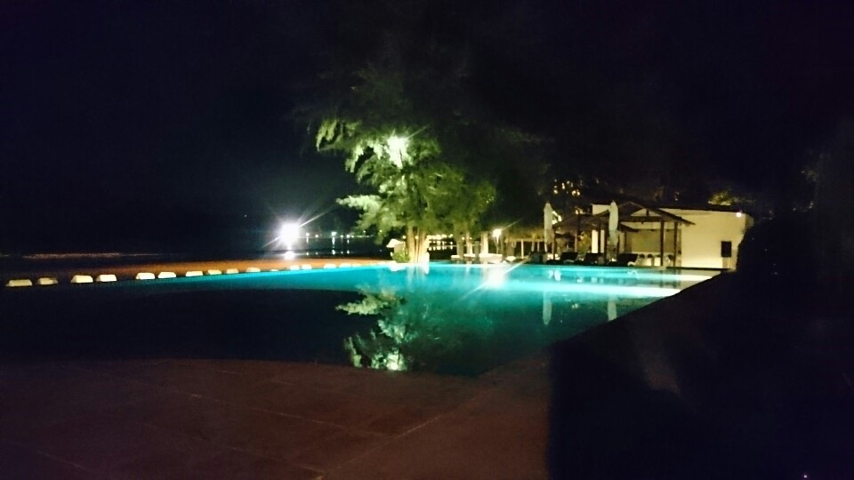 ....um Marias Geburtstag bei einem Bierchen am Pool ausklingen zu lassen....Gute Nacht John-Boy....