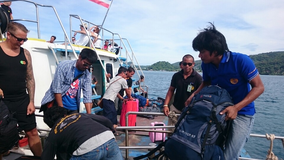 ...nach abenteuerlichem Ausstieg der Fahrgäste nach Phuket...