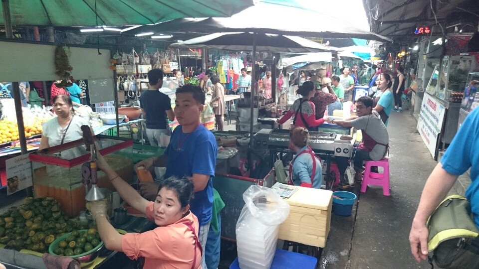 ...vorbei an Märkten...