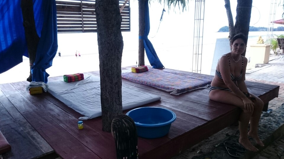 Also fangen wir erst mal mit einer Massage am Strand an....