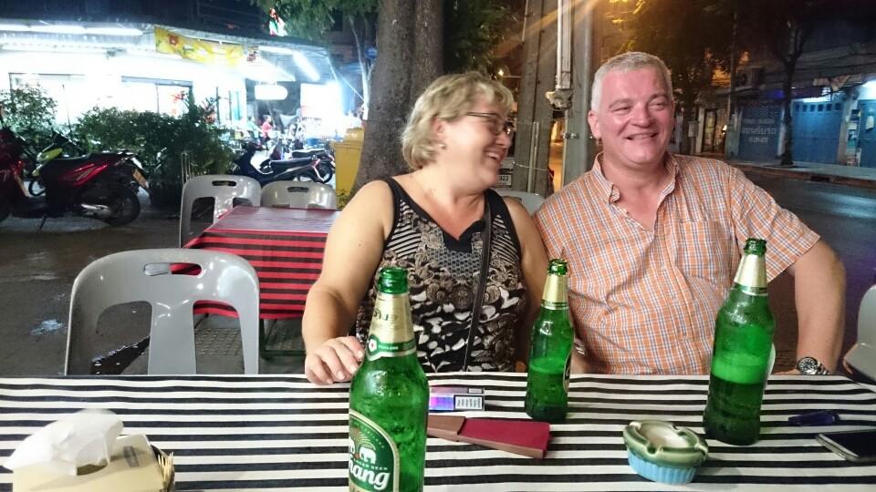 Vor dem Hotel noch ein Gutenachtbierchen und dann ab in die Heia, denn es ist schon 2 Uhr und wir müssen nach dem Schlafen Bangkok Richtung Krabi/Koh Lanta verlassen. Bangkok ist eine geile Stadt😀 