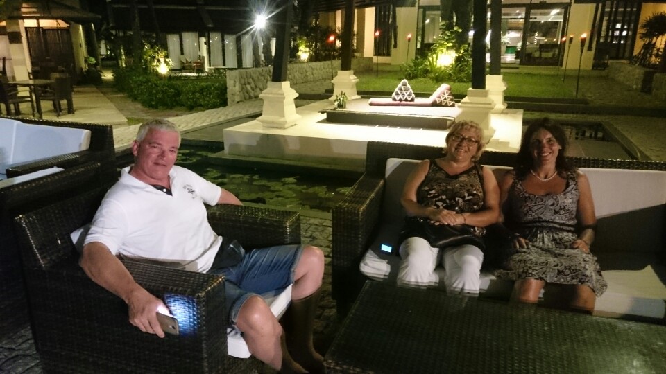 Dann noch ein kleines Sit'In vor der Hotelbar....