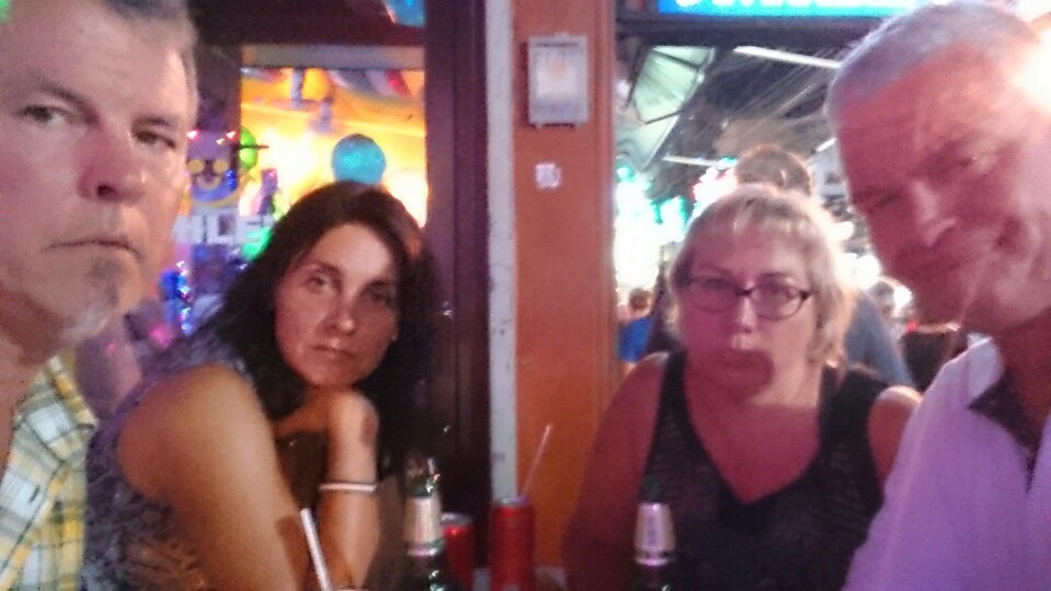 Ein toller Urlaub neigt sich dem Ende zu. Die Reisegruppe trifft sich nochmal zu einer Abschlußbesprechung und stellt fest: Bangkok IST super, Klongfahrten sind mega,Thailänder kochen meist Touristyle 'non spicy'...und wir waren in den richtigen Läden!, geführte Touren durch Bangkok sind sche..e, ThaiAir hat unbequem schmale Stühle oder sind wir unbequem breit😱