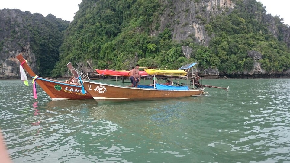 ...vorbei am Abschleppdienst für liegengebliebene Longboats...