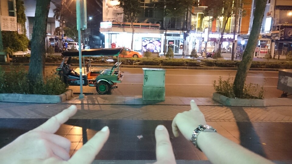 ...standesgemäss bei Dosenbier vor dem 7eleven...