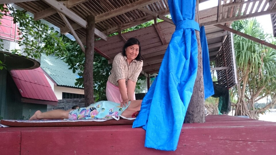 ...wieder im Hotel angekommen noch mal zu Massage denn Priya konnte Marias Hüftschmerzen sehr helfen...