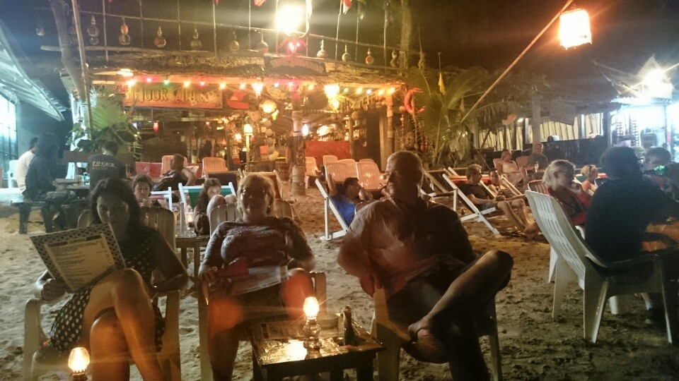 ...und gehen an eine Strandbar...