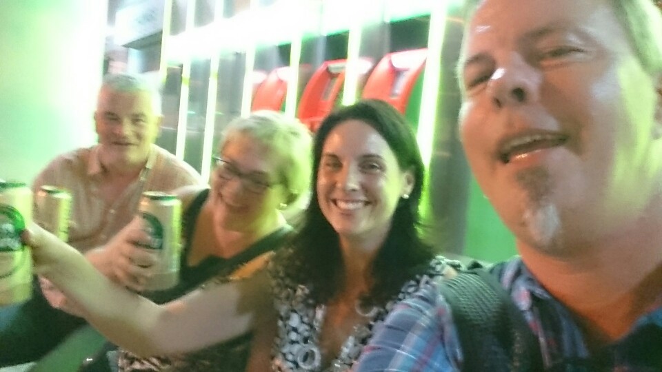 07.11.2015:. ..richtiiiig, Maria hat Geburtstag und das haben wir wieder standesgemäß mit einem Bierchen aus dem 7eleven gefeiert😱