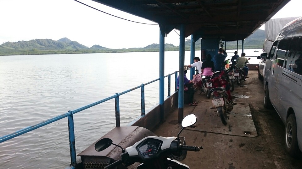 ...rauf auf die erste Fähre...