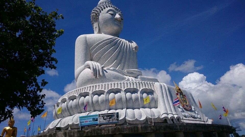 Wir haben einen Mosaikstein mit den Dingen beschrieben die uns wichtig sind. Dieser Stein wird dazu verwendet um den Budda weiter zu verziehren... 
