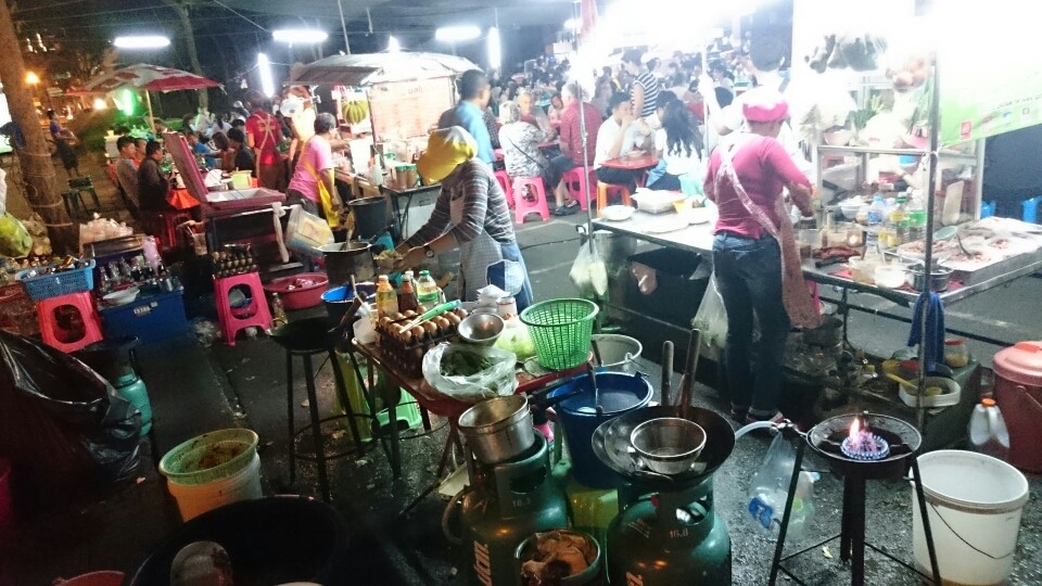 Er hat uns zu einem Thaimarkt gelotst....