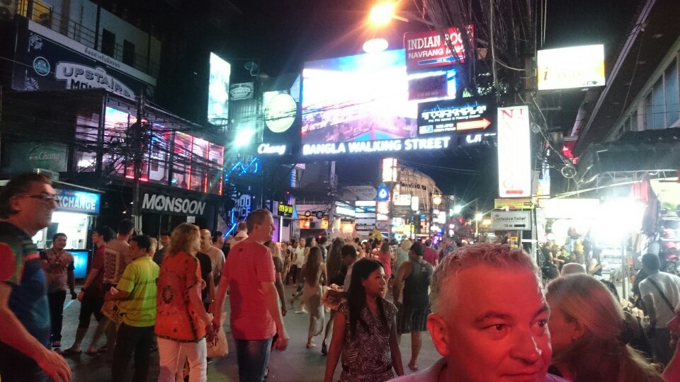 Nach einem leckeren Abendessen ging es dann auf das Malle von Patong...die Bangla Walking Street....