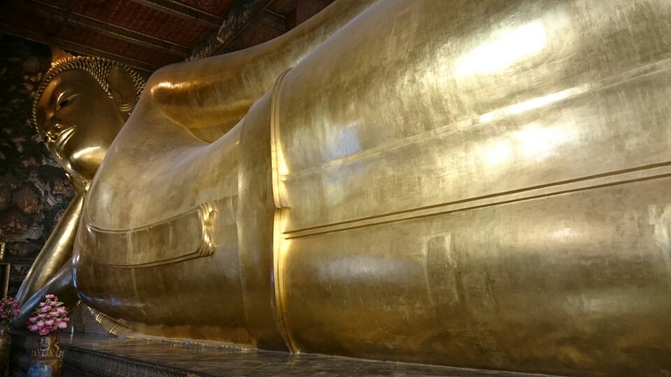 ...zum Tempel Wat Poh mit dem liegenden Budda....