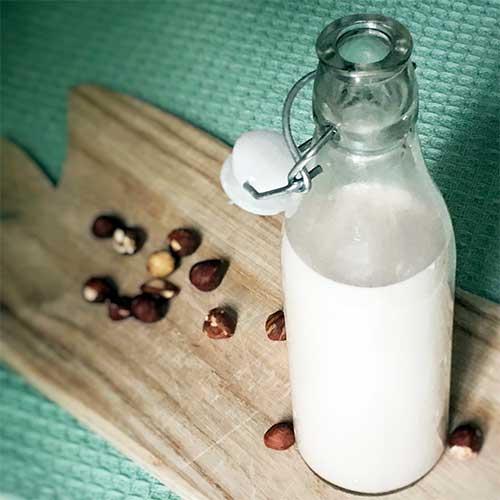 Rezept: Selbstgemachte Paleo Haselnussmilch