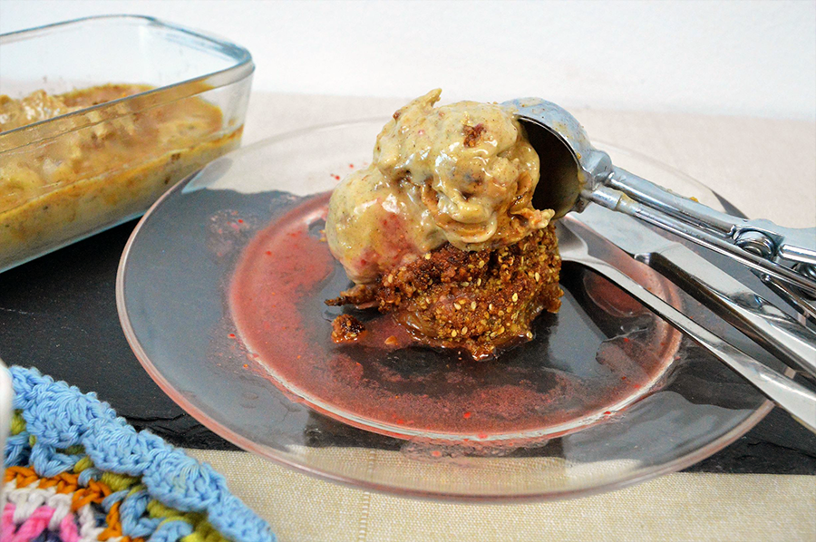 Gastbeitrag: Paleo Apple Crunch mit Mandel Nice Cream und Erdbeersoße
