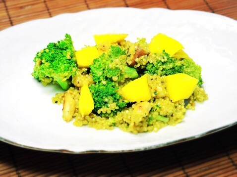 Quinoa-Currygemüse mit Mango und Nüssen