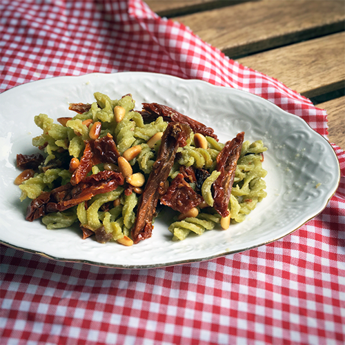 Erbsenpasta mit getrockneten Tomaten, Aprikosen & Pinienkernen