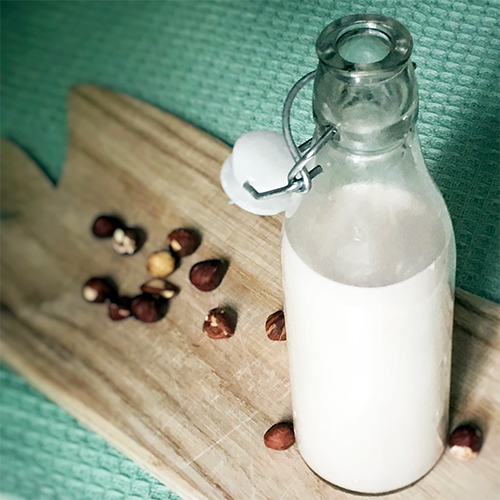 Selbstgemachte Haselnussmilch