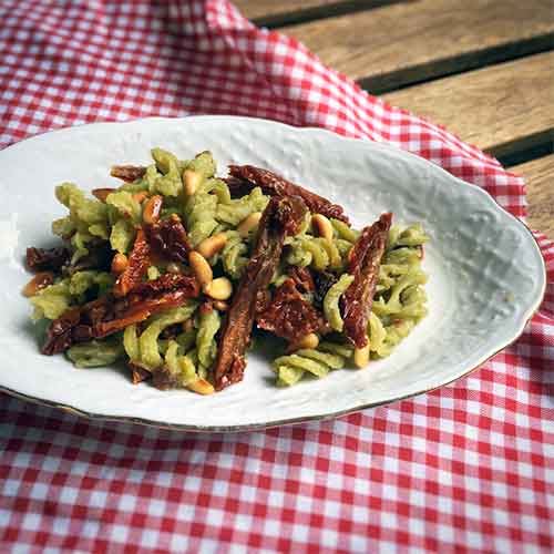 Rezept: Paleo Erbsenpasta mit getrockneten Tomaten, Aprikosen & Pinienkernen