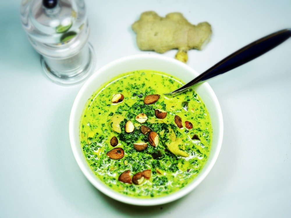 Spinat Curry mit Hühnchen &amp; Mandeln - Paleo Rezepte