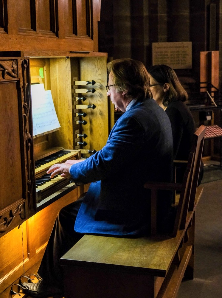 A la console de l’orgue baroque de l’église Saints Pierre et Paul à Obernai. Concert donné le 06 août 2019.