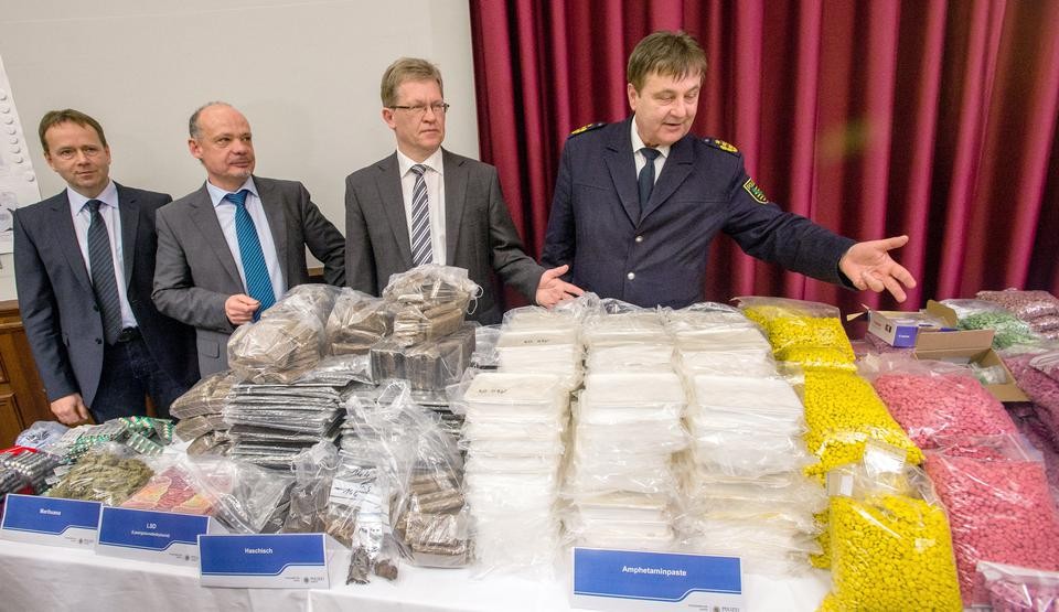 Shiny Flakes Bust 320 Kg Drogen 38 Hausdurchsuchungen U A 50 000 Pappen 20 Jahriger Online Handler In U Haft Bundesweite Mandatsubernahme Betaubungsmittelrecht Strafrecht Fuhrerscheinsachen