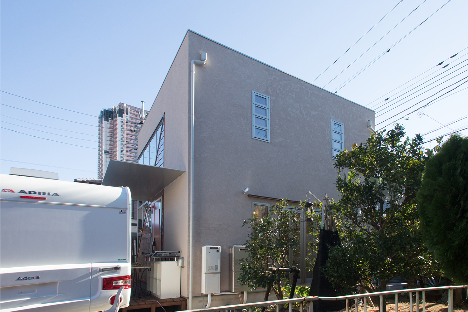 坪庭側とエントランス庇